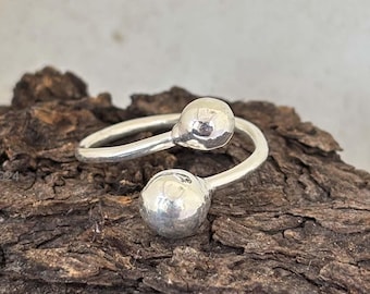 スターリングシルバーのツーボールリング：モダンなオープンステートメントリング