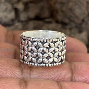 Anello a fascia con fiore, argento sterling 925, anello a fascia aperta, anello a fascia larga, fascia in argento, fascia spessa a sigaro, anello in argento, anello importante, anello per il pollice