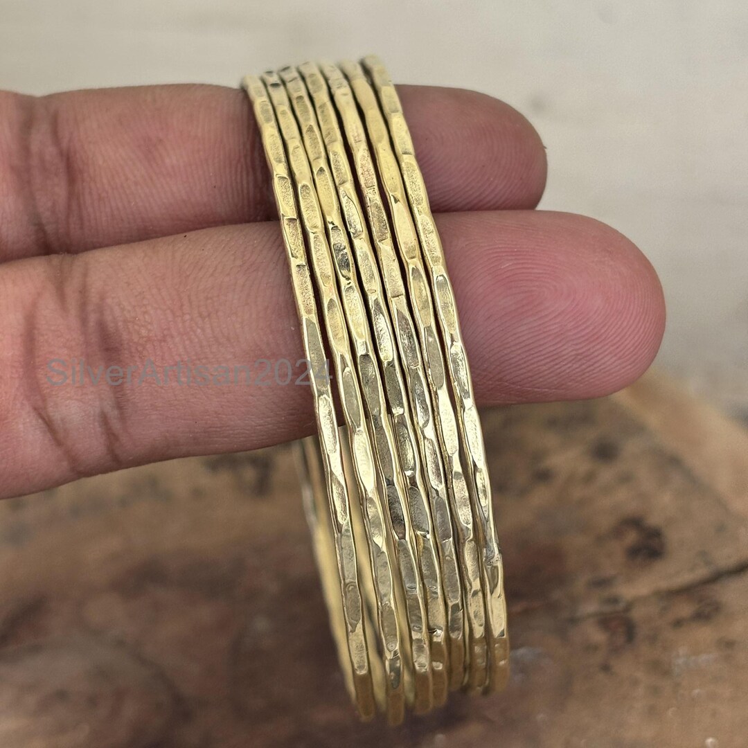 ハンマー仕上げの真鍮製バングルセット：重ね付けできるハンドメイド 