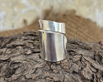 Justerbar helfingerring i 925 sterlingsilver: Bred statement-manschett