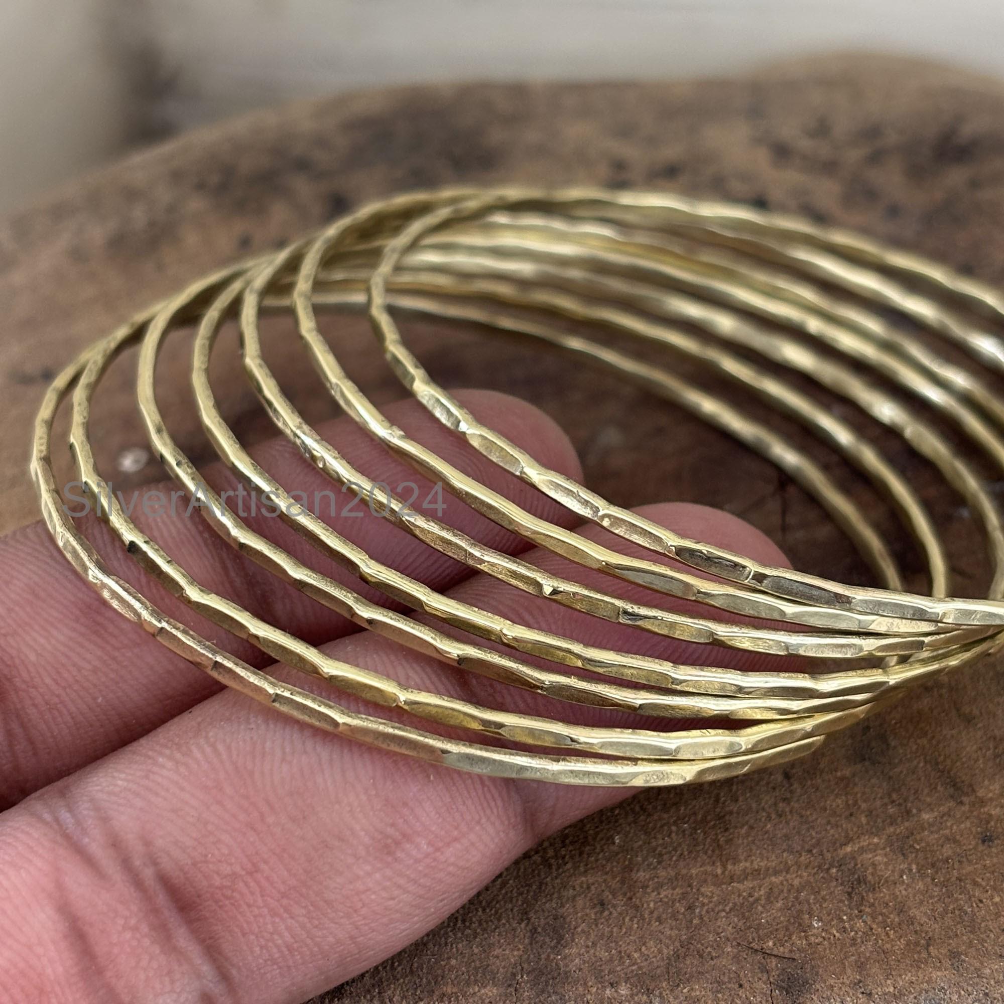 ハンマー仕上げの真鍮製バングルセット：重ね付けできるハンドメイド 