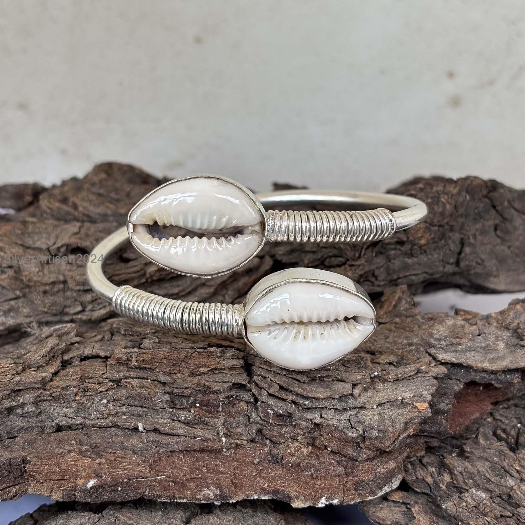 Yolistar 2 pcs Bracciale a Conchiglia, Seashell Naturale Intrecciato a Mano Bracciale, Regolabile Braccialetti in Boho Spiaggia Hawaiano Stile (1 Corde Nere, 1 Corde Bianche