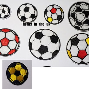 Könnte beinhalten: Sortiment an gestickten Bügelbildern mit Fußballmotiven in verschiedenen Farben und Designs. Die Patches sind perfekt, um Kleidung, Taschen oder anderen Stoffartikeln einen sportlichen Touch zu verleihen.