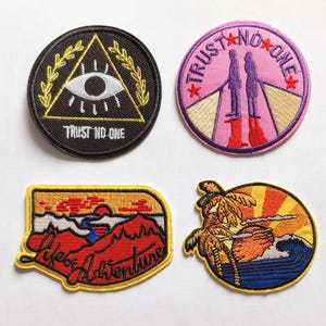 Trust No One Pink, Trust No One, zonsondergang en bomen, Life of Adventure-patchbadge, opstrijkbaar naaien