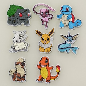 Puede incluir: Conjunto de nueve parches bordados para planchar con diferentes personajes de Pokémon, incluyendo Bulbasaur, Mewtwo, Squirtle, Charmander y muchos más.