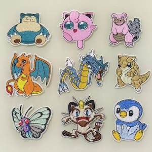 Peut inclure: Neuf patchs brodés thermocollants représentant différents personnages Pokémon. Les patchs sont colorés et présentent des personnages comme Bulbizarre, Salamèche, Carapuce, Pikachu, et plus encore.
