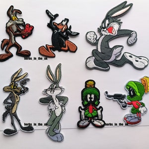 Puede incluir: Conjunto de 8 parches bordados para planchar con personajes de la serie de dibujos animados Looney Tunes. Los parches incluyen Bugs Bunny, Pato Lucas, Coyote y Correcaminos, Piolín, Silvestre, y Sam Bigotes.