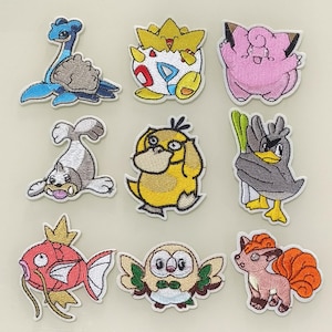Puede incluir: Nueve parches bordados para planchar con diferentes personajes de Pokemon, incluyendo Squirtle, Bulbasaur, Charmander, Psyduck, y más.
