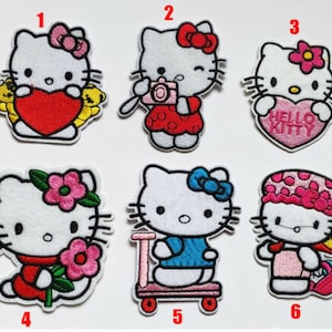 Könnte beinhalten: Set mit 6 Bügelbildern mit Stickereien, die Hello Kitty in verschiedenen Posen zeigen. Die Patches sind weiß mit rosa, roten und blauen Akzenten. Die Patches sind von 1 bis 6 nummeriert.