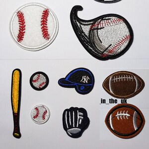 Puede incluir: Conjunto de parches bordados para planchar que representan pelotas de béisbol, un guante de béisbol, un bate de béisbol, una gorra de béisbol y balones de fútbol. Los parches son de varios colores, incluyendo blanco, rojo, azul, marrón y negro.