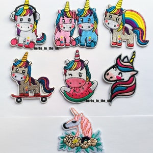 Può includere: Set di otto toppe ricamate colorate da stirare con simpatici disegni di unicorni. Gli unicorni sono raffigurati in varie pose, tra cui la guida di uno skateboard, il mangiare anguria e l'indossare cuffie.