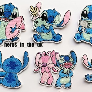 Peut inclure: Ensemble de 8 patchs brodés thermocollants représentant Stitch et Angel du film Disney Lilo & Stitch. Les patchs sont bleus, roses et verts.