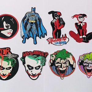 Pode incluir: Uma coleção de patches bordados com personagens da DC Comics. Inclui Batman, Catwoman, Harley Quinn e o Coringa. Os patches são coloridos e detalhados, com textos como "Harley Quinn" e "Why So Serious?"