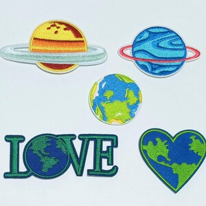 Puede incluir: Cinco parches bordados para planchar que representan planetas y la palabra "LOVE" con un diseño de la Tierra verde y azul. Los planetas son Saturno, Neptuno y la Tierra. Los parches son perfectos para agregar un toque espacial a la ropa, bolsos u otros artículos de tela.