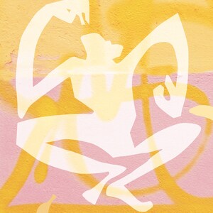 Op de afbeelding: Een wit silhouet van een persoon die zit met zijn armen boven zijn hoofd tegen een gele en roze achtergrond.