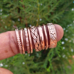 Handgjorda kopparringar, minimalistiska hamrade band (set om 8)