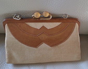 Borsetta vintage in ratan e inserti in pelle beige. 2 tasche interne. Beige e marrone.