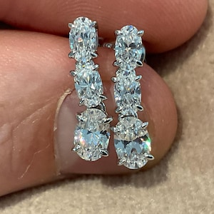 Örhängen med diamanter i labbform: 3,0 karat ovalslipade örhängen, platinapläterade sterlingsilver