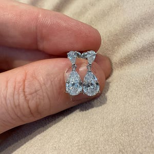 Ohrhänger mit Labordiamanten: 3,4 Karat, Birnenschliff, platinbeschichtetes Sterlingsilber