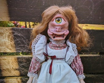 Oddity horror doll alien creature / dead doll / haunted / polymerclay creature / gothic curiosity