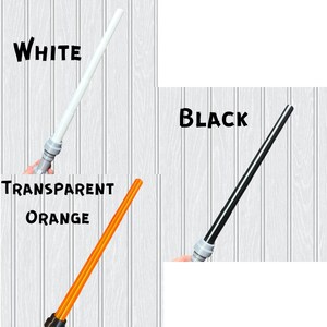 Puede incluir: Tres mangos de sable de luz en diferentes colores: blanco, negro y naranja transparente. Los mangos son de pl&aacute;stico y tienen un dise&ntilde;o sencillo.