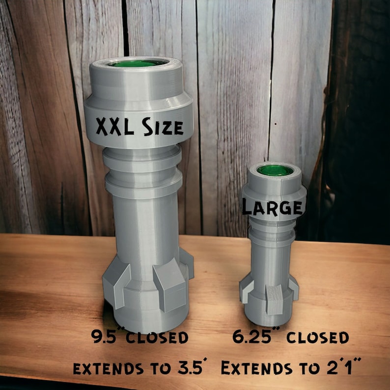 Puede incluir: Dos tubos extensibles de pl&aacute;stico gris con tapas verdes. El tubo m&aacute;s grande est&aacute; etiquetado como "XXL Size" y mide 9,5 pulgadas cerrado y se extiende a 3,5 pulgadas. El tubo m&aacute;s peque&ntilde;o est&aacute; etiquetado como "LARGE" y mide 6,25 pulgadas cerrado y se extiende a 2'1" pulgadas.