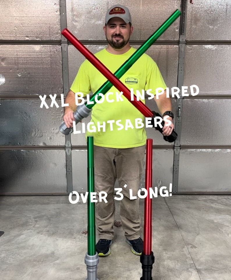 Puede incluir: Dos sables de luz de juguete grandes y de gran tama&ntilde;o, uno verde y otro rojo, se cruzan frente a una persona que lleva una camisa amarilla. Los sables de luz tienen m&aacute;s de 90 cm de largo. El texto "XXL Block Inspired Lightsabers" y "Over 3' Long!" es visible en la imagen.