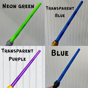 Puede incluir: Cuatro juguetes de sable de luz en diferentes colores: verde ne&oacute;n, azul transparente, morado transparente y azul. Los sables de luz son todos del mismo tama&ntilde;o y forma, con un mango negro y una hoja larga y delgada.