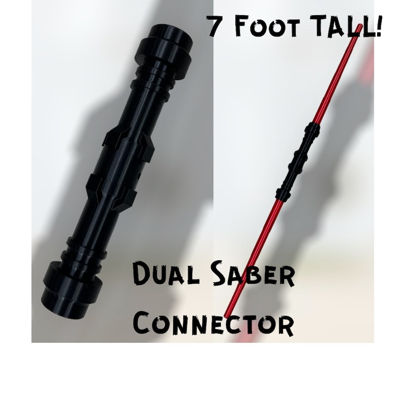 Puede incluir: Un conector de sable de luz doble negro que se puede usar para conectar dos sables de luz juntos. El conector mide 2,13 metros de alto y se muestra con una hoja de sable de luz roja.