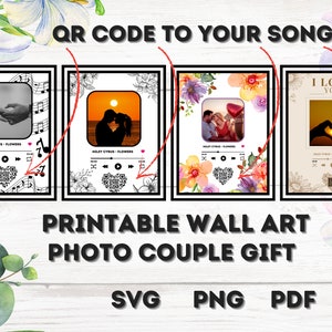 Könnte beinhalten: Vier druckbare Wandbilder mit einem Musikplayer mit QR-Code, einem Fotorahmen und dem Text "Ich liebe dich". Jedes Design hat einen anderen Hintergrund, darunter Schwarzweiß, Sonnenuntergang, Blumen und ein herzförmiger Sonnenuntergang. Der Text "QR-Code zu Ihrem Song" befindet sich oben im Bild. Der Text "Druckbarer Wandkunst-Foto-Paar-Geschenk" befindet sich unter den Designs. Der Text "SVG PNG PDF" befindet sich unten im Bild.