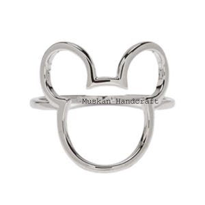 Puede incluir: Un anillo plateado con forma de cabeza de ratón. El anillo tiene un diseño minimalista con las orejas y la cara del ratón delineadas. El texto "Muskan Handcraft" está impreso en el anillo.