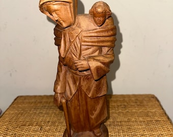 Escultura de Maria e Jesus em madeira entalhada à mão: Arte folclórica religiosa vintage