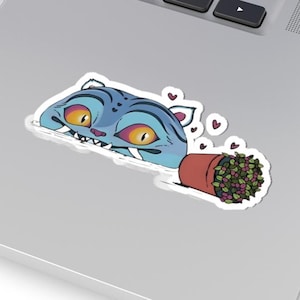 Peut inclure: Un autocollant représentant un chat bleu avec des yeux jaunes et des rayures, avec un petit pot de fleurs. Le chat regarde sur le côté gauche de l'autocollant. De petits coeurs sont dispersés autour du chat et du pot de fleurs.