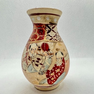 Antike Meiji-Periode (1865-1912) Steingut handbemalte kleine Vase