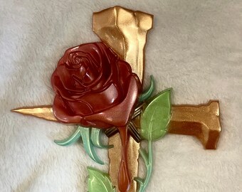 Cruz de resina com rosa