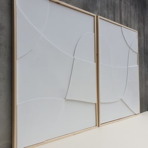 Set om 2. 52 x 72 cm vardera. Reliefstrukturerad tavla. Abstrakt, monokrom väggkonst. Minimalistisk strukturerad tavla. 3D-reliefväggkonst.
