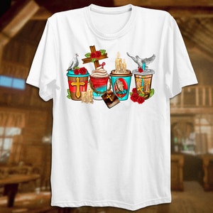 Puede incluir: Camiseta blanca con un gr&aacute;fico de cuatro tazas de caf&eacute; con im&aacute;genes religiosas. Las tazas est&aacute;n coronadas con una cruz, una paloma, una vela y una biblia. El gr&aacute;fico es de estilo de dibujos animados y presenta rosas rojas y un fondo azul.