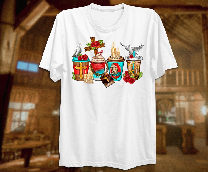 Puede incluir: Camiseta blanca con un gr&aacute;fico de cuatro tazas de caf&eacute; con im&aacute;genes religiosas. Las tazas est&aacute;n coronadas con una cruz, una paloma, una vela y una biblia. El gr&aacute;fico es de estilo de dibujos animados y presenta rosas rojas y un fondo azul.