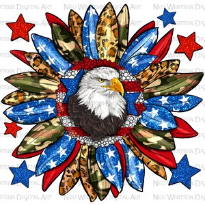 K&ouml;nnte beinhalten: Ein patriotisches digitales Kunstdesign mit einem Wei&szlig;kopfseeadler im Zentrum einer Sonnenblume mit roten, wei&szlig;en und blauen Bl&uuml;tenbl&auml;ttern. Die Bl&uuml;tenbl&auml;tter sind mit Glitzer und Tarnmustern verziert. Der Hintergrund ist wei&szlig;.