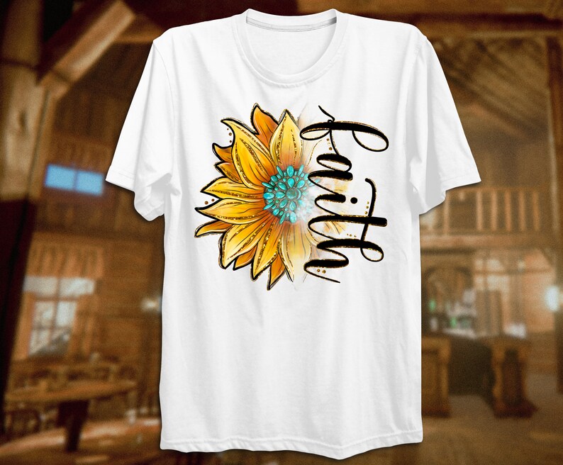 K&ouml;nnte beinhalten: Wei&szlig;es T-Shirt mit einer gelben Sonnenblume und dem Wort "Glaube" in schwarzer Schrift.