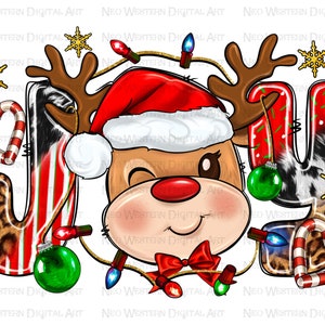 Pu&ograve; includere: Un design grafico a tema natalizio con la parola "GIOIA" e una renna che indossa un cappello da Babbo Natale al centro. Le lettere sono decorate con strisce rosse e bianche, stampa leopardata e fiocchi di neve. La renna ha il naso rosso e sta strizzando l'occhio.