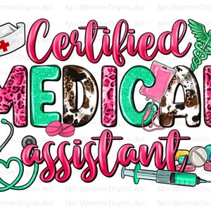 Könnte beinhalten: Ein pinkfarbenes und grünes Grafikdesign mit dem Text "Certified Medical Assistant". Das Design enthält ein Stethoskop, eine Spritze, einen medizinischen Caduceus, eine Pillenflasche und Pillen.