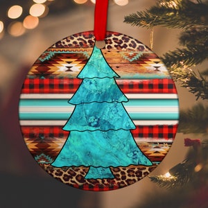 Può includere: Addobbo natalizio rotondo con un albero blu turchese su uno sfondo a quadri rossi e neri. L'albero è circondato da un motivo geometrico marrone e bianco e una stampa leopardata.