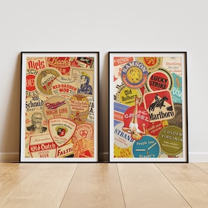 Puede incluir: Dos láminas enmarcadas de estilo vintage con collages de logotipos retro de marcas de cerveza y tabaco. La lámina izquierda muestra etiquetas de cerveza, mientras que la derecha muestra etiquetas de tabaco, incluyendo Marlboro y Lucky Strike.