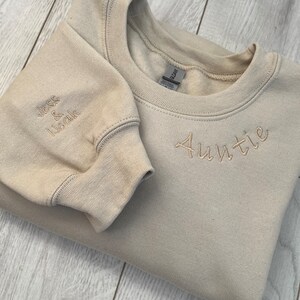 Sudadera con cuello bordado personalizado: Nombre personalizado, Mamá, Tía, Papá. Con nombres en la manga.