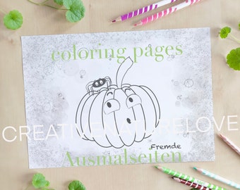 Op de afbeelding: Een zwart-wit kleurplaat met een cartoon pompoen en spin ontwerp. De woorden "coloring pages" en "CREATIVE NATURE LOVE" zijn zichtbaar. Gekleurde potloden en groen omringen de pagina.