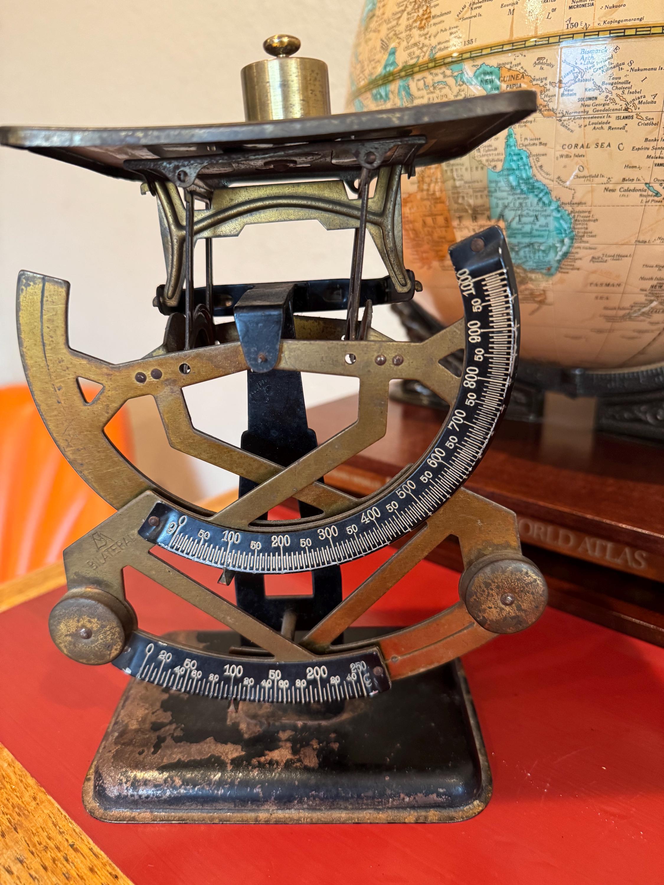Vintage Bilateral Scale.  Working condition.