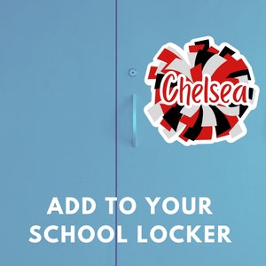 Peut inclure: Un autocollant circulaire repr&eacute;sentant un pom-pom rouge, noir et blanc avec le pr&eacute;nom Chelsea &eacute;crit en lettres blanches au centre. L'autocollant est appos&eacute; sur une porte de casier m&eacute;tallique bleu clair avec le texte ADD TO YOUR SCHOOL LOCKER.