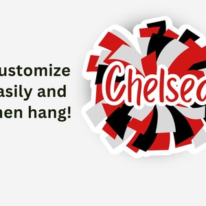 Peut inclure: Un graphique de pom-pom de cheerleading en rouge, noir et blanc avec le nom Chelsea &eacute;crit en &eacute;criture rouge au centre. &Agrave; gauche, le texte indique Customize easily and then hang! Le design pr&eacute;sente un contour blanc.