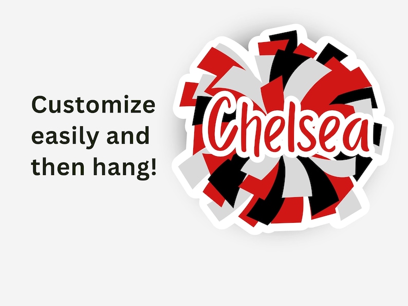 Peut inclure: Un graphique de pom-pom de cheerleading en rouge, noir et blanc avec le nom Chelsea &eacute;crit en &eacute;criture rouge au centre. &Agrave; gauche, le texte indique Customize easily and then hang! Le design pr&eacute;sente un contour blanc.